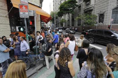 Tremor é sentido em SP, Brasília e em diversas regiões do BrasilSP - TREMOR/BRASIL - GERAL - Movimento em frente ao prédio do Ministério Público, na rua Riachuelo, no   centro de São Paulo, que foi evacuado após relatos de tremores, na manhã   desta segunda-feira, 02. Tremores foram sentidos em partes de Brasília e   de São Paulo nesta manhã. Bombeiros foram chamados em várias partes da   cidade por conta da ocorrência. A terra também tremeu no interior de São   Paulo e em Estados do Sul do País. O tremor seria reflexo de um terremoto   de magnitude 6,8 na Escala Richter que atingiu a região de Carandayti, na   Bolívia, na manhã desta segunda, segundo o Serviço Geológico dos Estados   Unidos (USGS, na sigla em inglês).    02/04/2018 - Foto: NELSON ANTOINE/ESTADÃO CONTEÚDOEditoria: GERALLocal: SÃO PAULOIndexador: NELSON ANTOINEFonte: ESTADAOFotógrafo: ESTADÃO CONTEÚDO