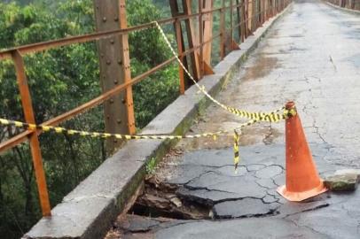 Equipes do Daer e da prefeitura de Nova Roma do Sul vistoriam ponte sobre o Rio das Antas após parte do pavimento ceder