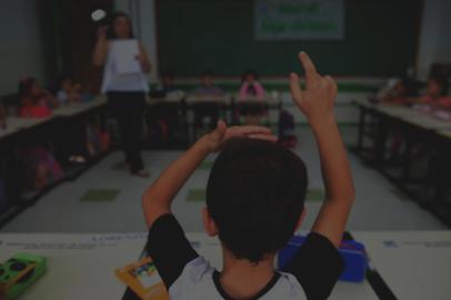  CAXIAS DO SUL, RS, BRASIL, 19/02/2018. Volta às aulas na rede municipal. Conferimos o primeiro dia de aulas na recém inaugurada Escola Municipal de Ensino Fundamental Cidade Nova (EMEF Cidade Nova), na Zona Oeste de Caxias. Na foto, o 1º ano B, da professora Daniele Bastiani. (Diogo Sallaberry/Agência RBS)