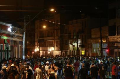  PORTO ALEGRE, RS, BRASIL - 05/03/2018 - Nos últimos finais de semana, jovens estacionam carros na República e Lima e Silva e armam festas informais com muito funk a todo volume. Vizinhos relatam cenas de "chinelagem": gritaria, pequenos arrastões, gente bebum fazendo arruaça. (FOTO: ANSELMO CUNHA/AGÊNCIA RBS)