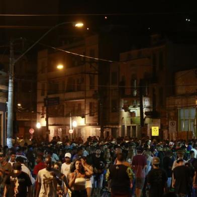  PORTO ALEGRE, RS, BRASIL - 05/03/2018 - Nos últimos finais de semana, jovens estacionam carros na República e Lima e Silva e armam festas informais com muito funk a todo volume. Vizinhos relatam cenas de "chinelagem": gritaria, pequenos arrastões, gente bebum fazendo arruaça. (FOTO: ANSELMO CUNHA/AGÊNCIA RBS)