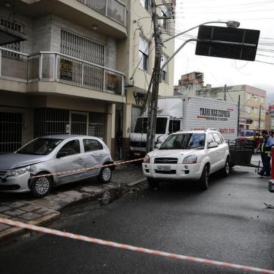  PORTO ALEGRE, RS, BRASIL, 02-04-2018: Motorista de caminhão de mudanças embriagado atropela 3 pessoas e causa danos a outros veículos na Rua João Alfredo, na Cidade Baixa. Vítimas foram encaminhadas ao HPS em estado grave (FOTO FÉLIX ZUCCO/AGÊNCIA RBS, Editoria de Notícias).