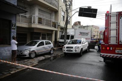  PORTO ALEGRE, RS, BRASIL, 02-04-2018: Motorista de caminhão de mudanças embriagado atropela 3 pessoas e causa danos a outros veículos na Rua João Alfredo, na Cidade Baixa. Vítimas foram encaminhadas ao HPS em estado grave (FOTO FÉLIX ZUCCO/AGÊNCIA RBS, Editoria de Notícias).