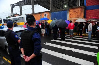  CAXIAS DO SUL, RS, BRASIL, 02/04/2018. Guarda Municipal acompanha saída de alunos da Escola Municipal de Ensino Fundamental Luciano Corsetti, no bairro Kayser. Na tarde de quinta-feira, 29/03, uma menina foi baleada na saída da escola. (Porthus Junior/Agência RBS)