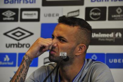  PORTO ALEGRE, RS, BRASIL, 03-04-2018. Grêmio treina no CT Luiz Carvalho em preparação para o jogo pela Libertadores contra o Monacas. Na foto: coletiva com Luan (FERNANDO GOMES/AGÊNCIA RBS)