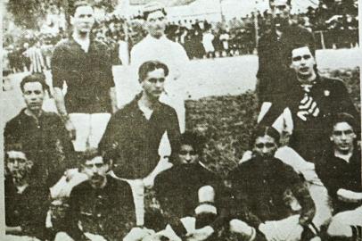 Uma das primeiras fotos do Inter, ainda com os fundadores, os irmãos José, Luís e Henrique Poppe e João Leopoldo Serafim.#ENVELOPE: 018795 antigo Fotógrafo: Não se Aplica Data Evento: 00/00/1909