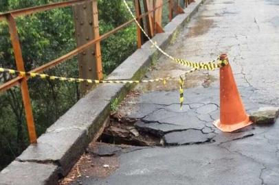 A ponte sobre o Rio das Antas, que liga Nova Roma do Sul a Farroupilha, na ERS-448, recebe reparos do Departamento Autônomo de Estradas de Rodagem (Daer). 