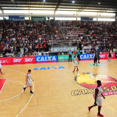 CAXIAS DO SUL, RS, BRASIL, 12/01/2018. Caxias do Sul Basquete x Botafogo, jogo válido pelo NBB10 e realizado no Ginásio do Vascão. Na foto, vistas da torcida que está lotando o ginásio. (Porthus Junior/Agência RBS)