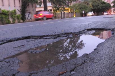 A buraqueira na área central de Porto Alegre aumentou por causa da chuva dos últimos dias. Basta circular um pouco para perceber que ruas e avenidas com grande movimento estão mais danificadas desde a semana passada. Foto: Paulo Gama