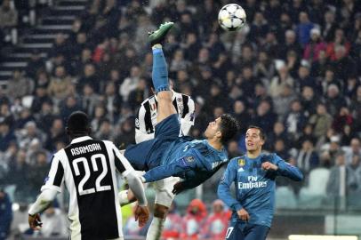 Real Madrid's Portuguese forward Cristiano Ronaldo (C) scores during the UEFA Champions League quarter-final first leg football match between Juventus and Real Madrid at the Allianz Stadium in Turin on April 3, 2018. / AFP PHOTO / Alberto PIZZOLI