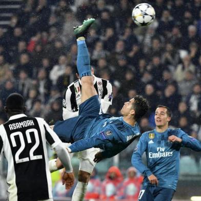 Real Madrid's Portuguese forward Cristiano Ronaldo (C) scores during the UEFA Champions League quarter-final first leg football match between Juventus and Real Madrid at the Allianz Stadium in Turin on April 3, 2018. / AFP PHOTO / Alberto PIZZOLI