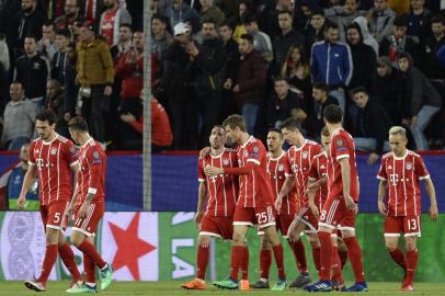 Bayern players celebrate Bayern Munichs Spanish midfielder Thiago Alcantaras goal (5L) during the UEFA Champions League quarter-final first leg football match between Sevilla FC and Bayern Munich at the Ramon Sanchez Pizjuan Stadium in Sevilla on April 3, 2018. / AFP PHOTO / CRISTINA QUICLER