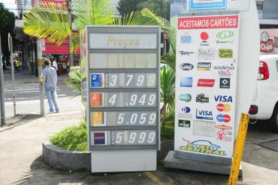  CAXIAS DO SUL, RS, BRASIL, 03/04/2018. Gasolina Comum beira os 5 reais (chega a 4,949 a prazo no posto Central), em Caxias. (Diogo Sallaberry/Agência RBS)