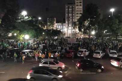 Caxienses protestam pela prisão do ex-presidente Lula. Centenas de caxienses se reuniram na praça Dante Alighieri ¿pela justiça e pelo fim da impunidade no Brasil¿. O protesto organizado pelo Movimento Avança Brasil ocorre em diversas cidades em todo o Brasil.