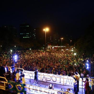  PORTO ALEGRE, RS, BRASIL, 03/04/2018- Protesto contra o ex-presidente Lula que ocorre no Parcão. (FOTOGRAFO: ANSELMO CUNHA / AGENCIA RBS)