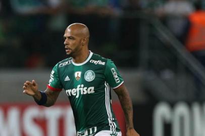 O jogador Felipe Melo, da SE Palmeiras, disputa bola com o jogador Affonso, do CA PeÃ±arol, durante partida vÃ¡lida pela fase de grupos da Copa Libertadores, na Arena Allianz Parque.