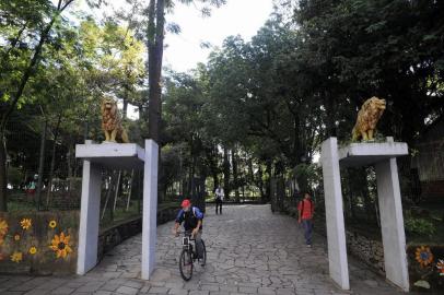  CAXAIS DO SUL, RS, BRASIL, 03/04/2018 -Leões da entrada do Parque Cinquentenário, no bairro São Pelegrino. Estátuas são obra do escultor e artista plástico Michelangelo Zambelli, do lendário Atelier Zambelli. Originalmente eles foram criados para acompanhar a Estátua da Liberdade, na Praça Dante, por ocasião da inauguração, em 1922. Foram para o Parque na época do cinquentenário da imigração italiana, em 1925. (Marcelo Casagrande/Agência RBS)