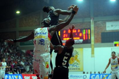  CAXIAS DO SUL, RS, BRASIL 03/04/2018Caxias Basquete x Botafogo, jogo válido pelo NBB 10 no ginásio do Vascão. (Felipe Nyland/Agência RBS)