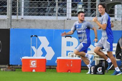 PORTO ALEGRE, RS, BRASIL, 03-04-2018. Grêmio treina no CT Luiz Carvalho em preparação para o jogo pela Libertadores contra o Monacas. Na foto: Ramiro e Geromel (FERNANDO GOMES/AGÊNCIA RBS)