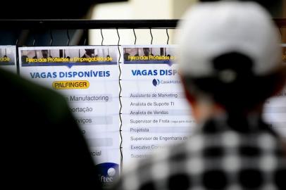  CAXIAS DO SUL, RS, BRASIL, 26/06/2017 - Feira de empregos leva centenas de pessoas até a FTEC para encaminhar currículos. Pauta sobre desemprego e primeiro emprego. (Marcelo Casagrande/Agência RBS)