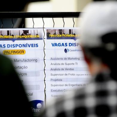  CAXIAS DO SUL, RS, BRASIL, 26/06/2017 - Feira de empregos leva centenas de pessoas até a FTEC para encaminhar currículos. Pauta sobre desemprego e primeiro emprego. (Marcelo Casagrande/Agência RBS)