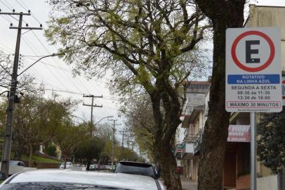 Placas Zona Azul - Trechos da rua Presidente Vargas e avenida Borges de Medeiros entre a Júlio de Castilhos e a Fernando Luzzato já estão com estacionamento rotativo