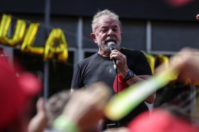  FLORIANOPOLIS, SC, BRASIL, 24/03/2018 - Ato a favor de Lula no largo da Catedral de Florianopolis