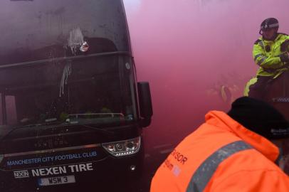  Cans are thrown at the bus as Manchester City players arrive at the stadium before the UEFA Champions League first leg quarter-final football match between Liverpool and Manchester City, at Anfield stadium in Liverpool, north west England on April 4, 2018. / AFP PHOTO / Paul ELLISEditoria: SPOLocal: LiverpoolIndexador: PAUL ELLISSecao: soccerFonte: AFPFotógrafo: STF