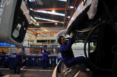  CAXIAS DO SUL, RS, BRASIL 15/08/2017Linha de produção de ônibus da Marcolopo. (Felipe Nyland/Agência RBS)