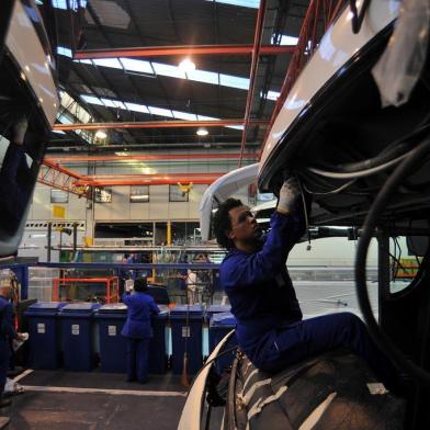  CAXIAS DO SUL, RS, BRASIL 15/08/2017Linha de produção de ônibus da Marcolopo. (Felipe Nyland/Agência RBS)