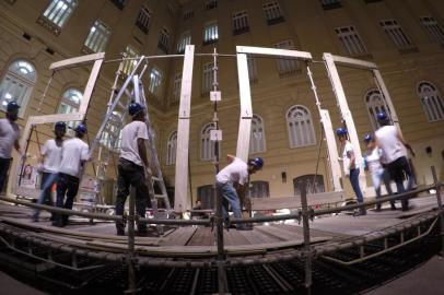 "Standard Time", do alemão Mark Formanek, em apresentação de 2015 na exposição Zeitgeist ¿ A arte da nova Berlim, no Centro Cultural Banco do Brasil, em Belo Horizonte.Obra será apresentada na Praça da Alfândega na abertura da 11 Bienal do Mercosul.