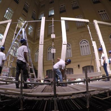 "Standard Time", do alemão Mark Formanek, em apresentação de 2015 na exposição Zeitgeist ¿ A arte da nova Berlim, no Centro Cultural Banco do Brasil, em Belo Horizonte.Obra será apresentada na Praça da Alfândega na abertura da 11 Bienal do Mercosul.