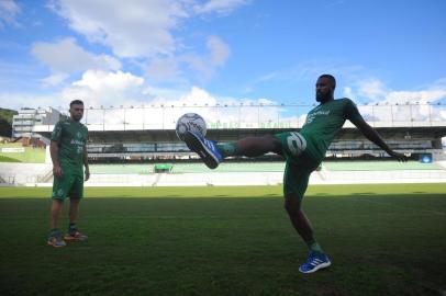  CAXIAS DO SUL, RS, BRASIL 04/04/2018Juventude apresenta o lateral felipe Mationi e o zagueiro Rafael Bonfim.