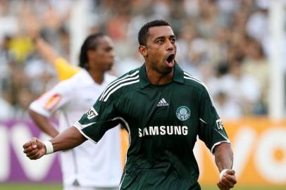 SP - PAULISTÃO/SANTOS X PALMEIRAS - ESPORTES - Robert, do Palmeiras, comemora após marcar gol diante do Santos, durante partida válida pela 14ª rodada do Campeonato Paulista, realizada na Vila Belmiro, em Santos, neste domingo (14). Foto: CESAR GRECO/FOTO ARENA/AEFTA20100314107 - 14/03/2010 - 18:26