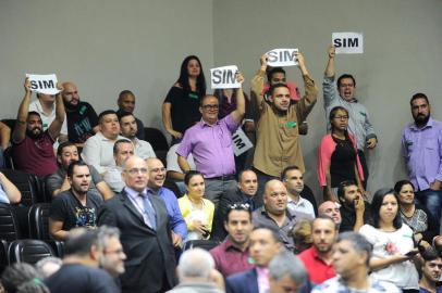 Discussão do projeto que regula os aplicativos de transporte em Porto Alegre. Na foto, motoristas de aplicativo nas galerias.