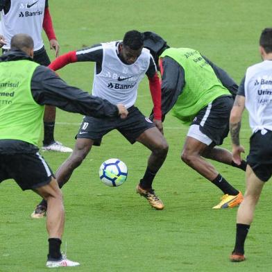  PORTO ALEGRE, RS, BRASIL, 02-04-2018. Jogadores do Inter treinam no CT Parque Gigante. (RONALDO BERNARDI/AGÊNCIA RBS)