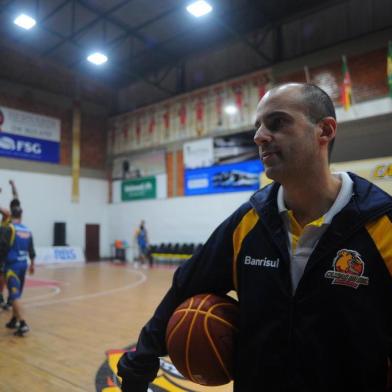  Caxias Basquete treina antes do terceiro jogo das oitavas de final do NBB onde enfrenta o Botafogo no ginásio do Vascão. na foto: o técnico Rodrigo Barbosa. (Felipe Nyland/Agência RBS)