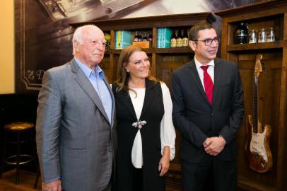  PORTO ALEGRE, RS, BRASIL, 03-04-2018. Jorge Gerdau Johannpeter , Maria Helena Eichler e Gil Kurtz.  Almoço de lançamento do The best Jump 2018, no restaurante Dado Bier. (FOTO ANDRÉA GRAIZ/AGÊNCIA RBS).Indexador: Andrea Graiz