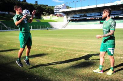  CAXIAS DO SUL, RS, BRASIL, 05/04/2018. Juventude apresenta novos reforços para a série B do Campeonato Brasileiro. Volante Matheus Bertotto (E) e o zagueiro Neuton (D). (Porthus Junior/Agência RBS)