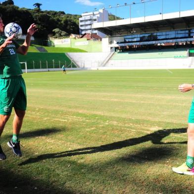  CAXIAS DO SUL, RS, BRASIL, 05/04/2018. Juventude apresenta novos reforços para a série B do Campeonato Brasileiro. Volante Matheus Bertotto (E) e o zagueiro Neuton (D). (Porthus Junior/Agência RBS)