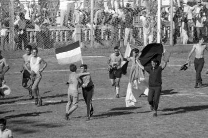  Jogo entre Grêmio1x1  Brasil de Pelotas em 03/12/1967. Returno do campeonato Gaúcho de 1967. #Envelope: 47380#Fotógrafo: Marianifotógrafo identificado no envelope apenas como Mariani