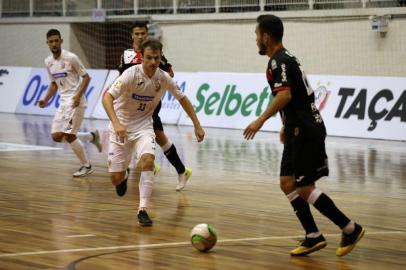 ACBF, de Felipe Santos (esq.), já enfrentou o Joinville nesta temporada, em Santa Catarina. O jogo terminou empatado em 2 a 2, mas os catarinenses venceram nos pênaltis e ficaram com o título da Taça Joma.