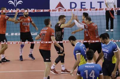 Jogando em uma posição nova, Murilo fez seu retorno às quadras na noite deste sábado. Campeão olímpico pela seleção brasileira de vôlei em Atenas 2004, atleta de 36 anos voltou a defender o Sesi-SP após cumprir suspensão de oito meses por doping. E o retorno foi com vitória, sobre o Sesc, do Rio, pelo placar de 3 sets a 1, com parciais de 25/17, 25/20, 16/25 e 25/18, no ginásio do Sesi Vila Leopoldina, em São Paulo, pela última rodada do primeiro turno da Superliga Masculina.