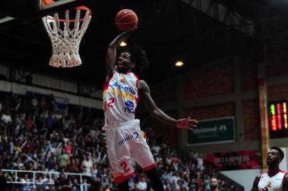  CAXIAS DO SUL, RS, BRASIL, 05/04/2018. Caxias do Sul Basquete/Banrisul x Botafogo, terceiro jogo dos playoffs, válido pelo NBB10 e realizado no ginásio do Vascão. (Porthus Junior/Agência RBS)Indexador: Porthus Junior                  