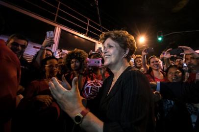  Brazilian former president (2011-2016) Dilma Rousseff greets supporters of former president Luiz Inacio Lula da Silva outside the Metallurgical Union, in Sao Bernardo do Campo, Sao Paulo state, Brazil, after judge Sergio Moro issued a warrant to send Lula to prison, on April 05, 2018.Brazils former president Luiz Inacio Lula da Silva, once one of the most popular politicians on the planet, was given 24 hours to surrender to police Thursday and start a 12 year prison sentence for corruption. / AFP PHOTO / MARCELO CHELLOEditoria: CLJLocal: São Bernardo do CampoIndexador: MARCELO CHELLOSecao: electionFonte: AFPFotógrafo: STR