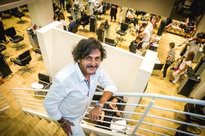  PORTO ALEGRE, RS, BRASIL, 20-02-2018. Empresário e hair stylist Hugo Moser. Hugo Beauty reinaugura unidade do Moinhos Shopping. (FOTO ANDRÉA GRAIZ/AGÊNCIA RBS).Indexador: Andrea Graiz