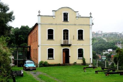  CAXIAS DO SUL, RS, BRASIL, 03/04/2018. Moinho da Cascata, sede do grupo Ueba, para matéria do Almanaque. A ideia é, além de falar do ciclo gratuito de teatro que eles estão abrindo, mostrar o lugar, um casarão tombado pelo patrimônio histórico. (Diogo Sallaberry/Agência RBS)