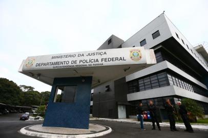  CURITIBA, PR, BRASIL, 06/04/2018. Movimentação em frente ao prédio da Superintendência da Políciia Federal em Curitiba, no Paraná, local onde o ex-presidente Lula deverá iniciar o cumprimento da pena (Foto: Lauro Alves/Agência RBS)