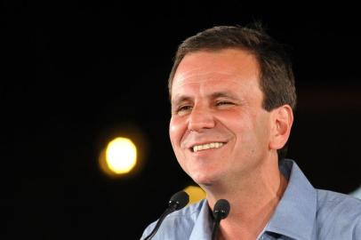 RJ - ELEIÇÕES 2012/RIO/EDUARDO PAES - POLÍTICA - O prefeito reeleito do Rio de Janeiro,   Eduardo Paes (c), faz seu primeiro   discurso oficial após a reeleição no   primeiro turno com 64,6% dos votos, no   Rio de Janeiro, neste domingo (7).   07/10/2012 - Foto: BIA ALVES/FOTOARENA/ESTADÃO CONTEÚDO