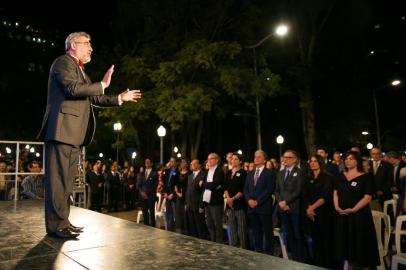  PORTO ALEGRE, RS, BRASIL, 04-04-2018.  Maestro Antônio Carlos Borges-Cunha. Abertura da 11ª Bienaldo Mercosul na pra da Alfândega, com a Orquestra de Câmara Fundarte. (FOTO ANDRÉA GRAIZ/AGÊNCIA RBS)Indexador: Andrea Graiz